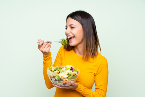 mujer comiendo ensaladas