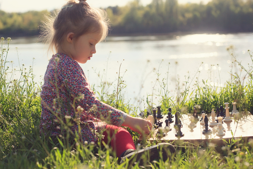 niña con tablero de ajedrez